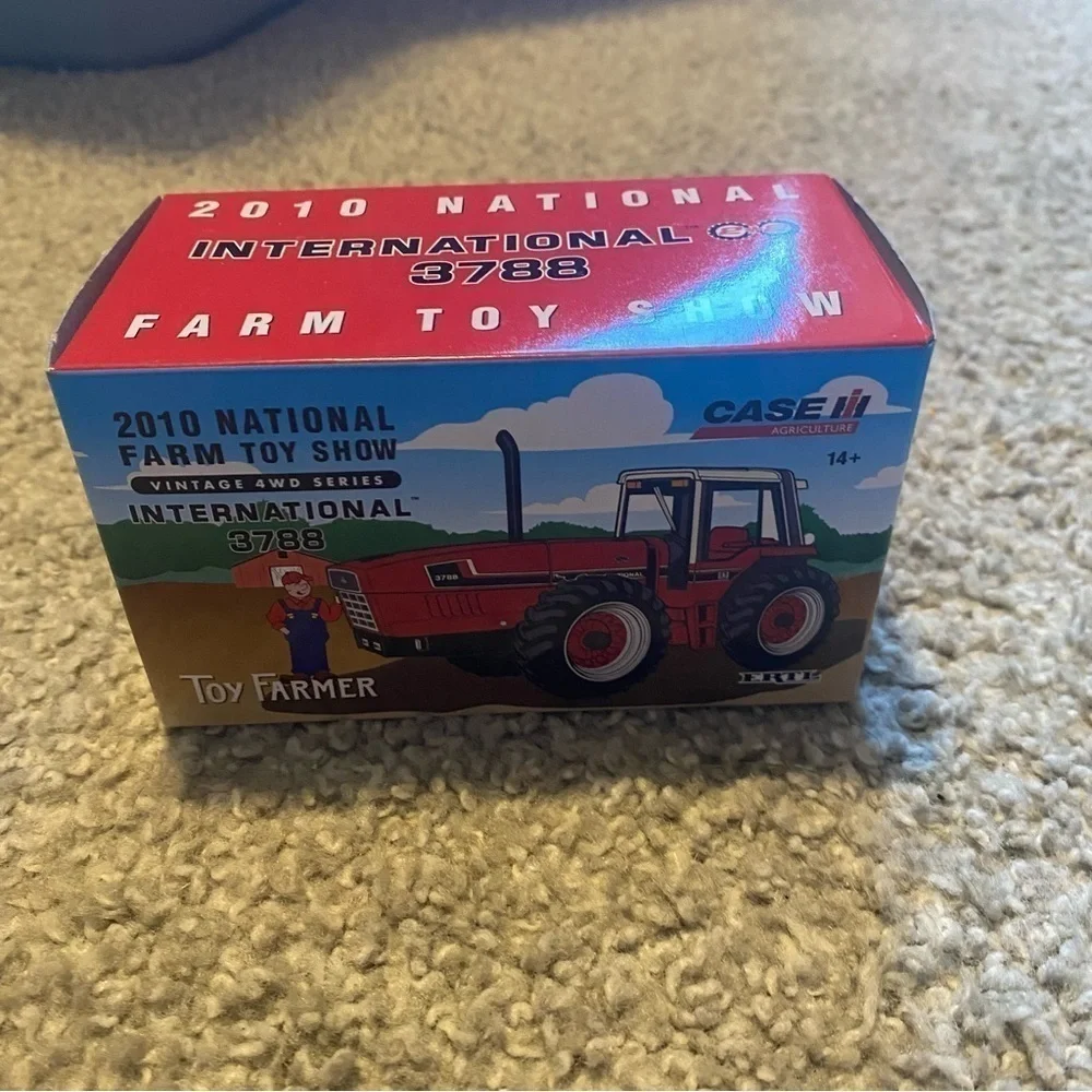 2010 National Farm Toy Show VINTAGE 4WD SERIES INTERNATIONAL 3788 Tractor Red